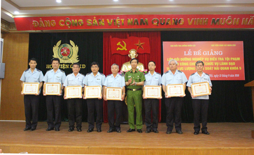 Thiếu tướng, GS.TS Nguyễn Văn Nhật trao Giấy khen của Giám đốc Học viện CSND cho các học viên có thành tích xuất sắc